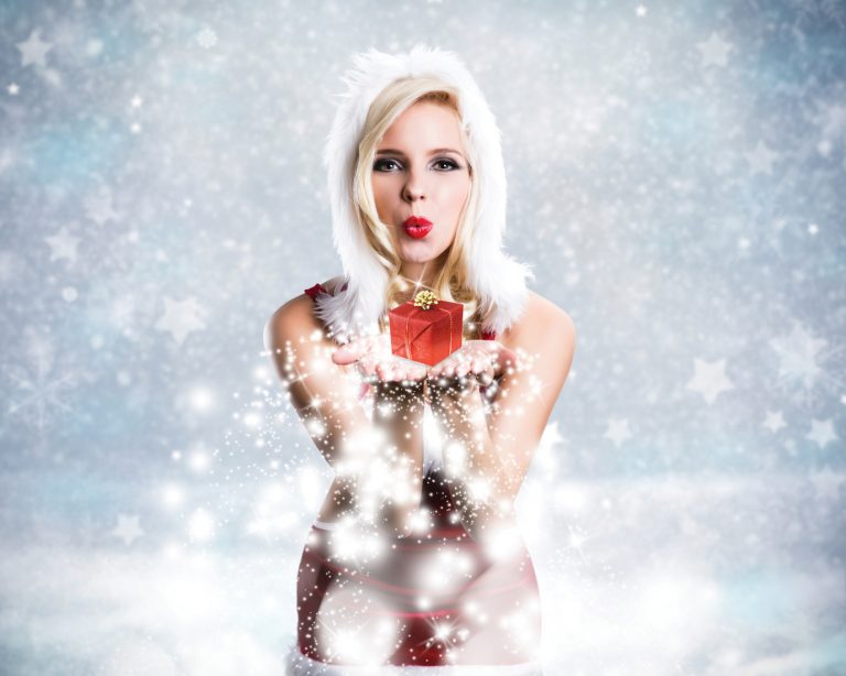 Weihnachtsfrau pustet Schnee