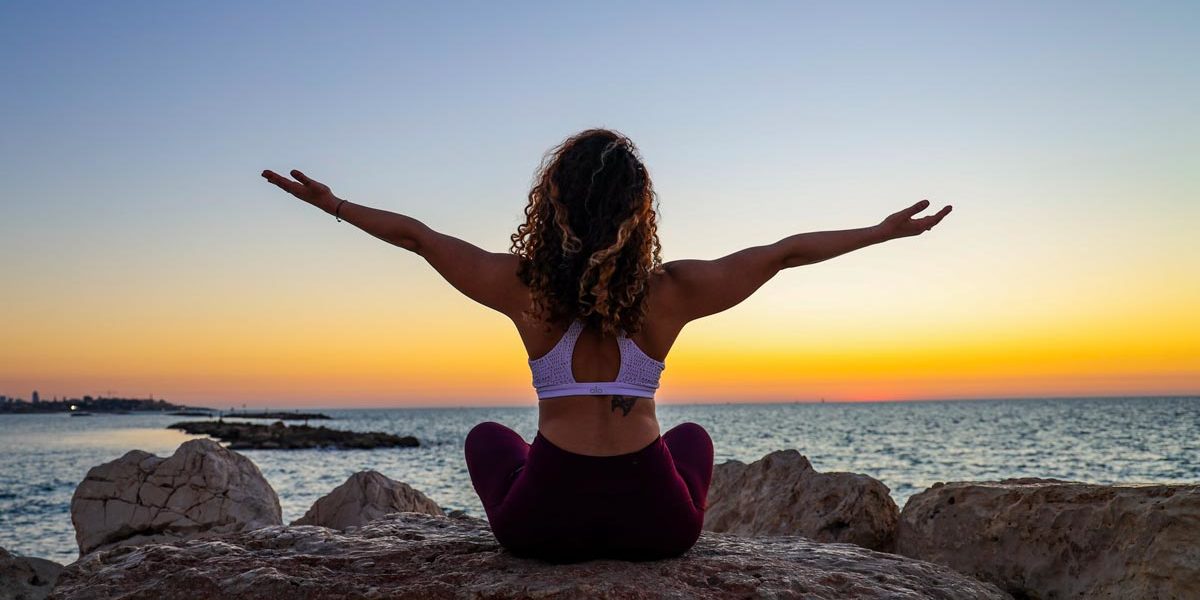 Femme faisant du yoga pour remuscler le corps