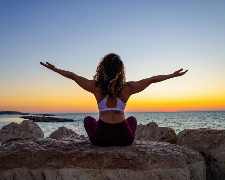 fitness-corps-muscle Femme faisant du yoga pour remuscler le corps