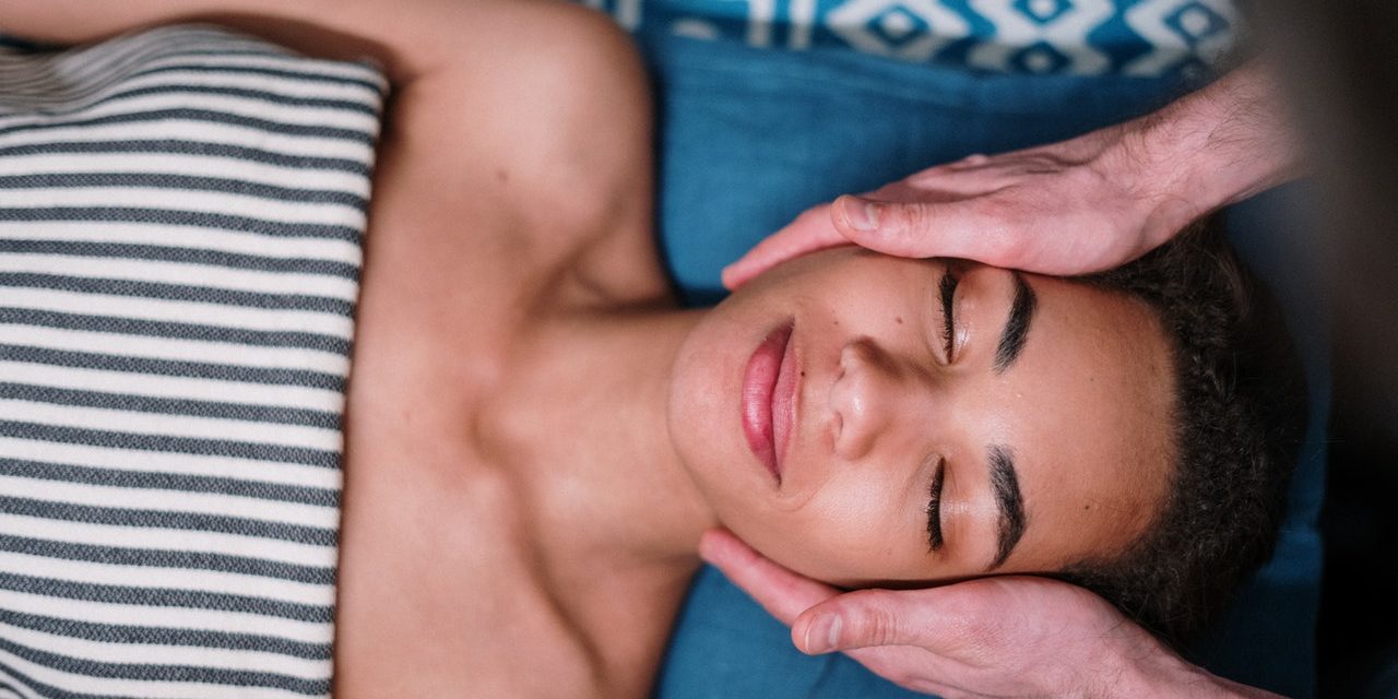 soin-cure-minceur Femme recevant un soin du visage lors d'une cure minceur