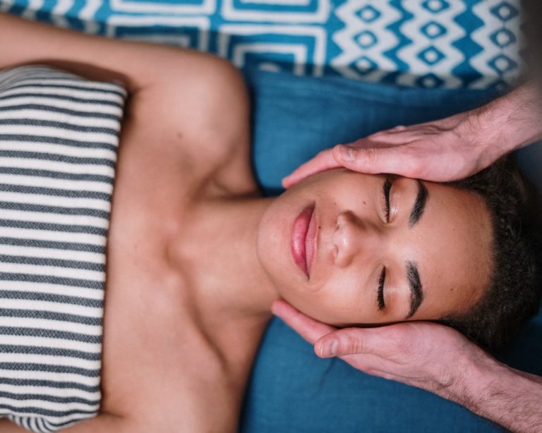Femme recevant un soin du visage lors d'une cure minceur