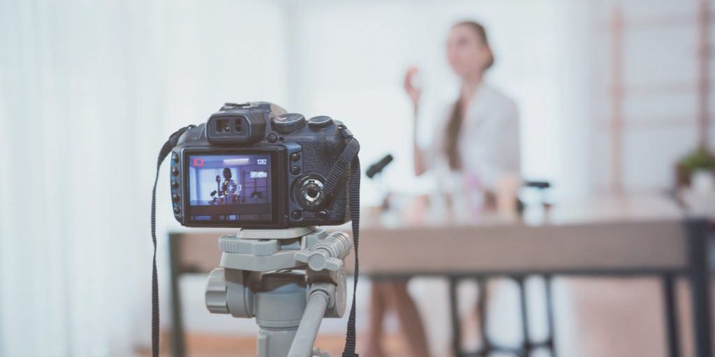 Pretty girl professional beauty present cosmetic Presentation cosmetiques