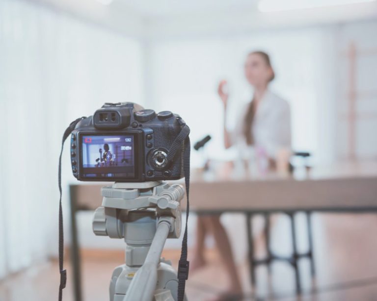 Pretty girl professional beauty present cosmetic Presentation cosmetiques