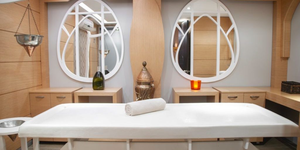 Pièce d'un spa thalasso avec table de massage et miroirs