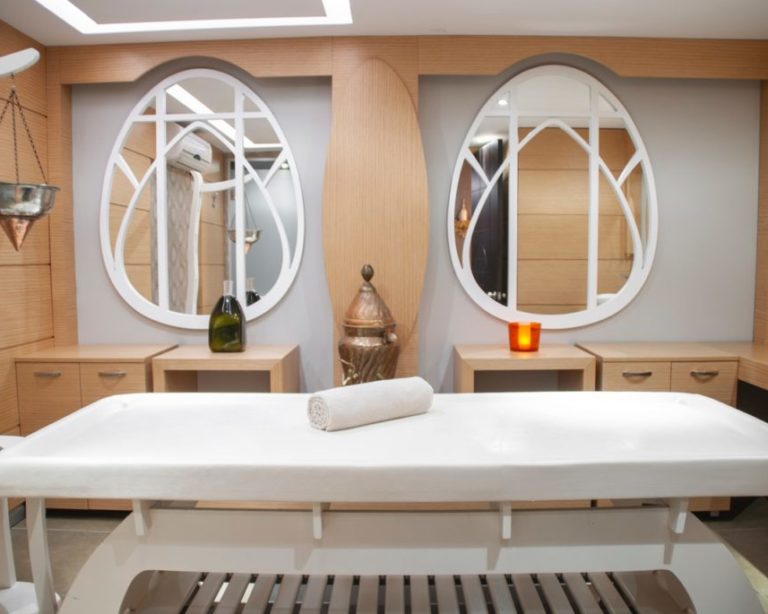 infrastructure-cyrotherapie Pièce d'un spa thalasso avec table de massage et miroirs