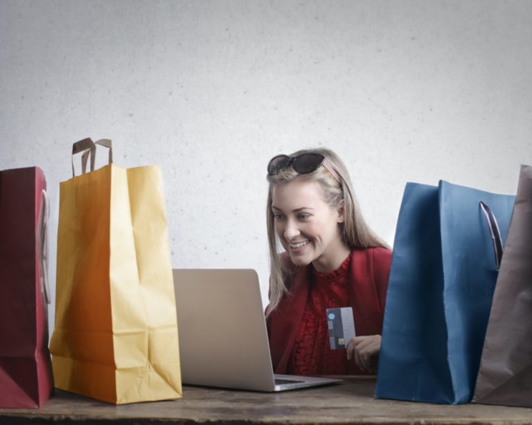 article-boutique-en-ligne-visuel1 Femme faisant son shopping sur internet