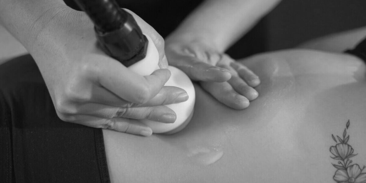 Actu1_TechnoEtMain Soin pratiqué avec une technologie combinée à la main du praticien