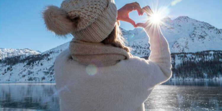 Luno—Réseaux-sociaux-(Publication-Facebook)-(800 × 565 px) Femme de dos dans un paysage enneigé, passe l'hiver sereinement grâce aux bienfaits de la chromothérapie
